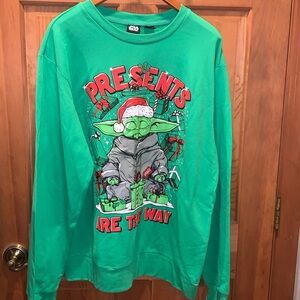 NWT Men’s Star Wars “Presents Are The Way” Sweatshirt Sz L, Green.